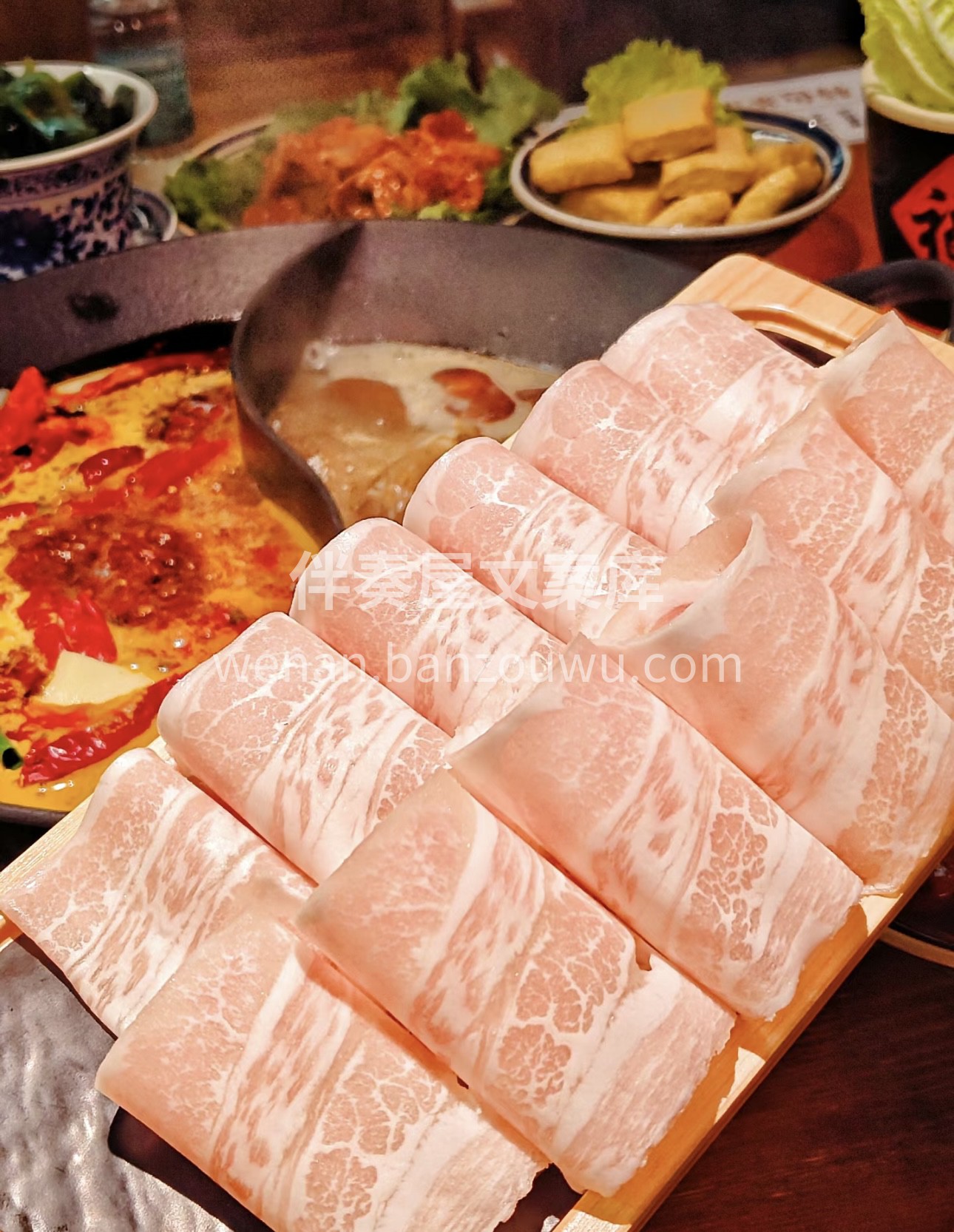 一锅红艳，煮沸人间美味；重庆火锅，辣翻味 配图3