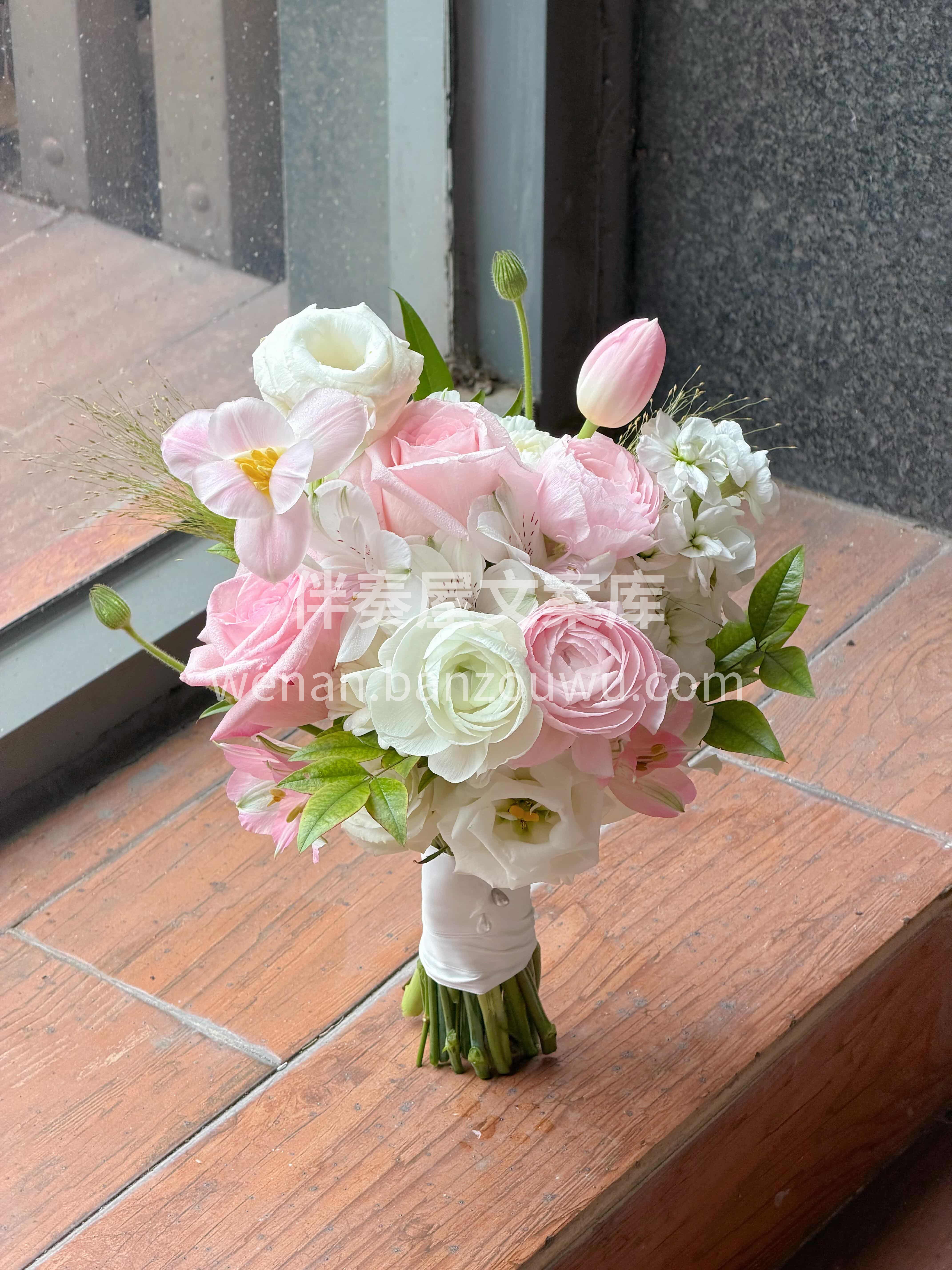 粉白色手捧花🌸每一朵花都经过精心搭配🫧 温柔中带着精致🌷高级 配图1