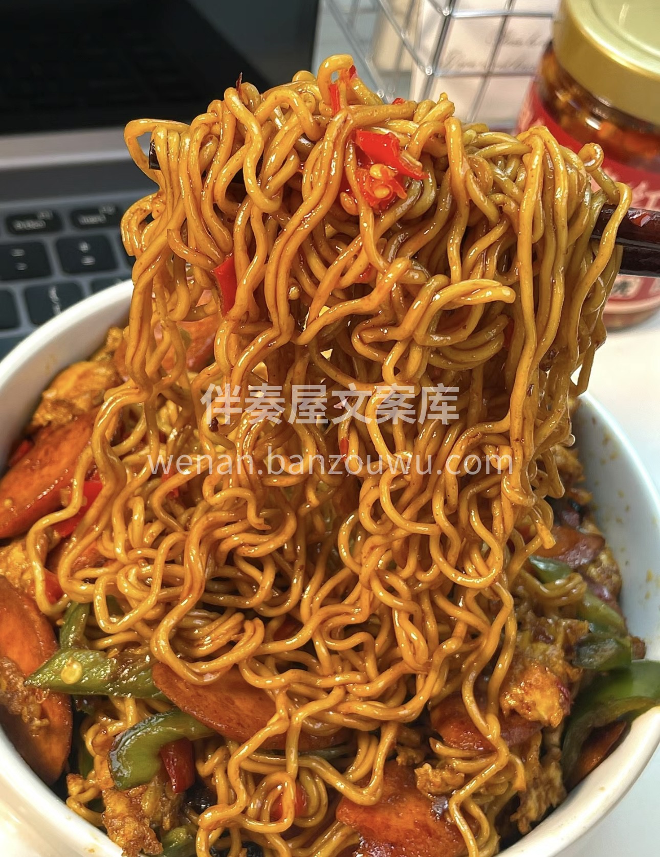 色泽诱人的炒泡面，面条根根分明，混合着丰 配图2