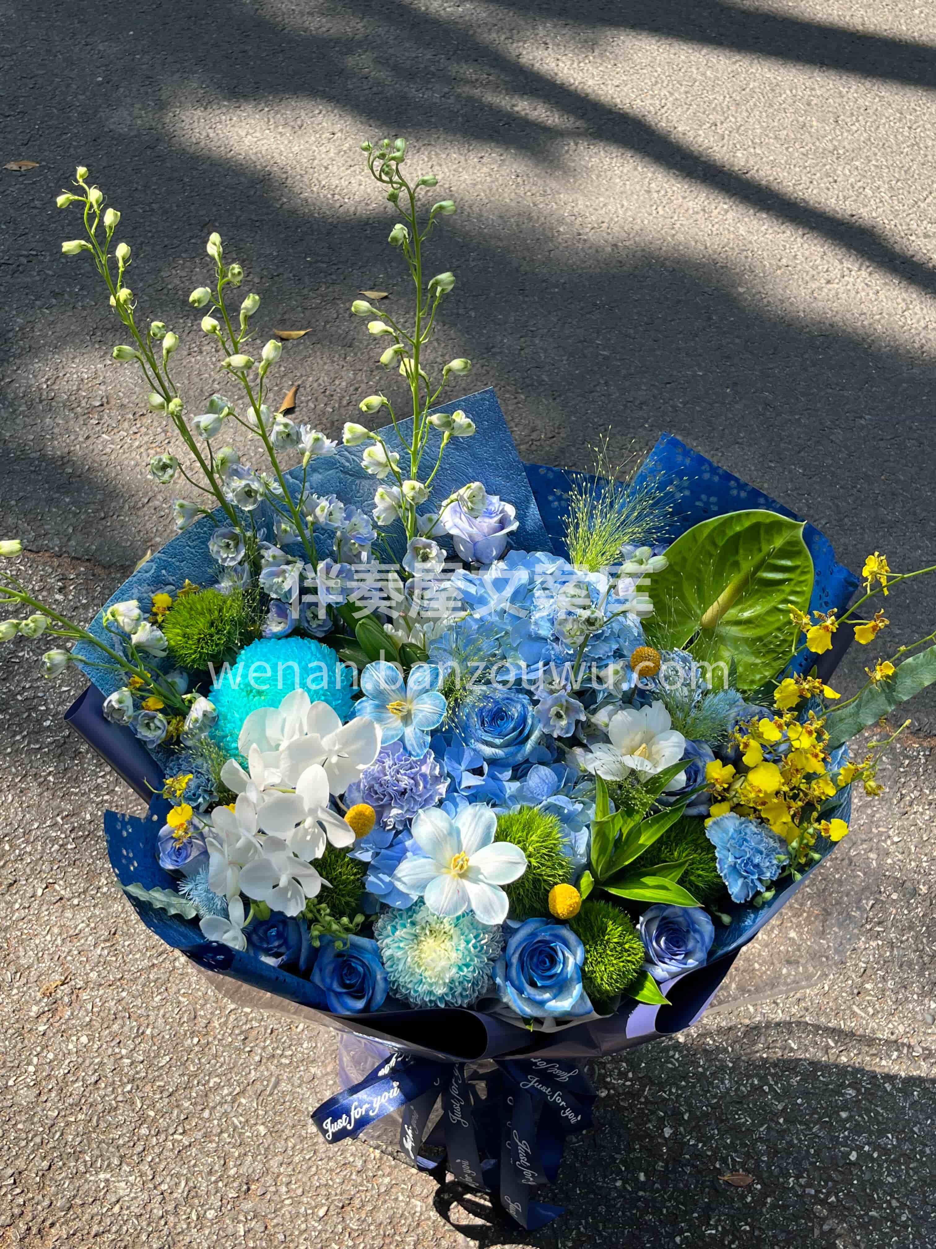 蓝色系吸色混搭大花束💙 无论是送长辈还是送领导都很合适🦋🌼 配图2