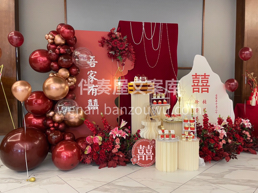 一眼爱住的红色系订婚宴布置 颜值中的天花 配图1