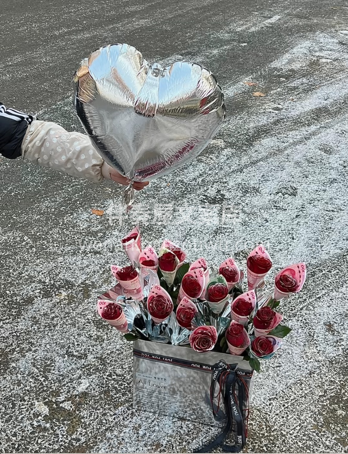 “买一束花吧，那不止是花，是卖花人经营的 配图3
