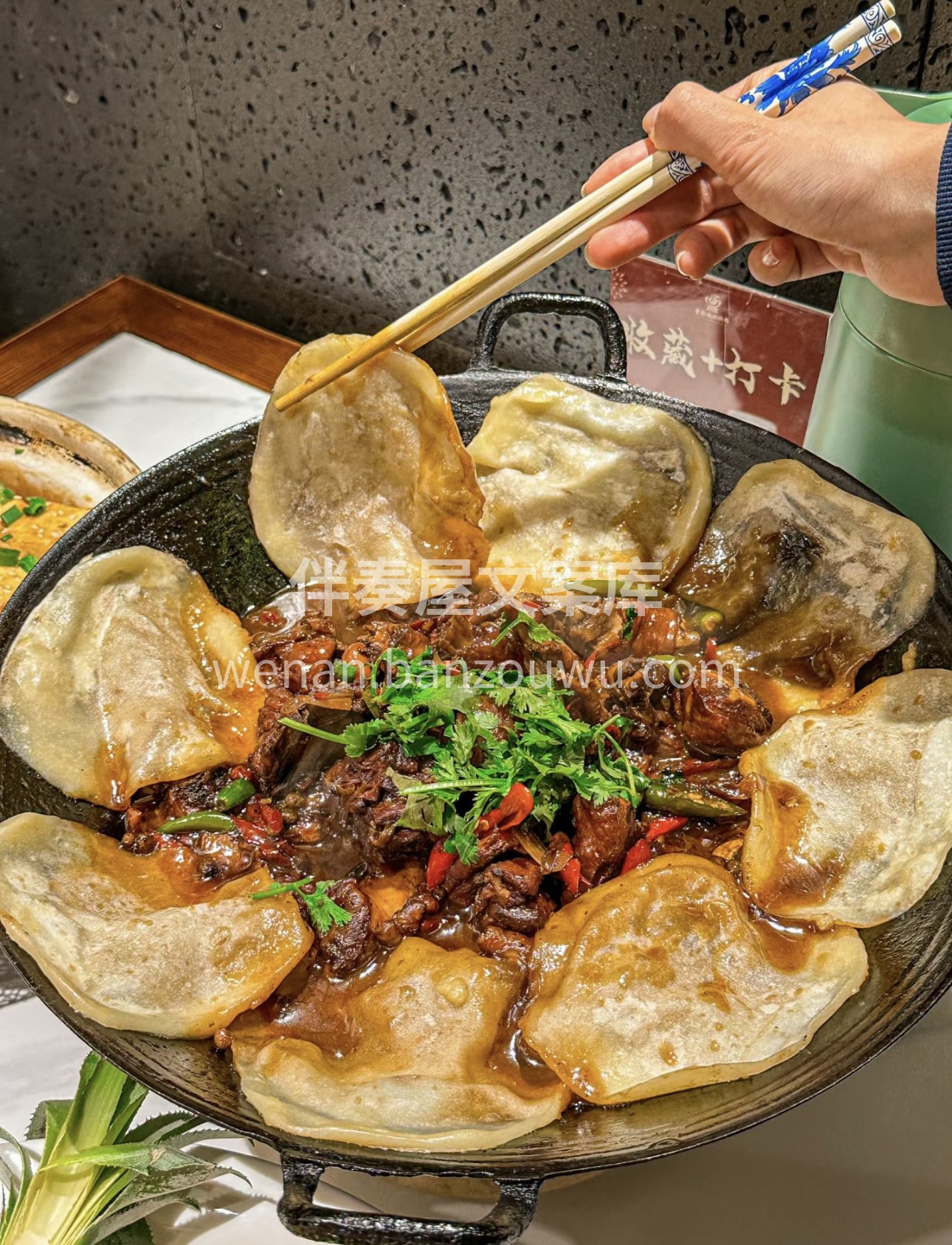 地锅鸡，那是记忆中最温暖的味道。灶台下柴 配图2