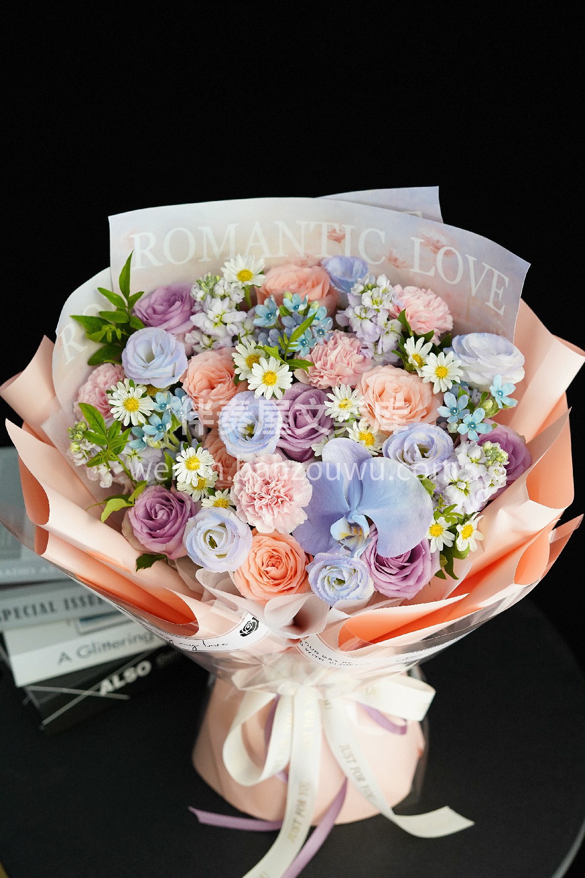 爱意无需暗语💗 把浪漫🌿揉进花里 递给你的瞬间 心跳声就是最 配图1