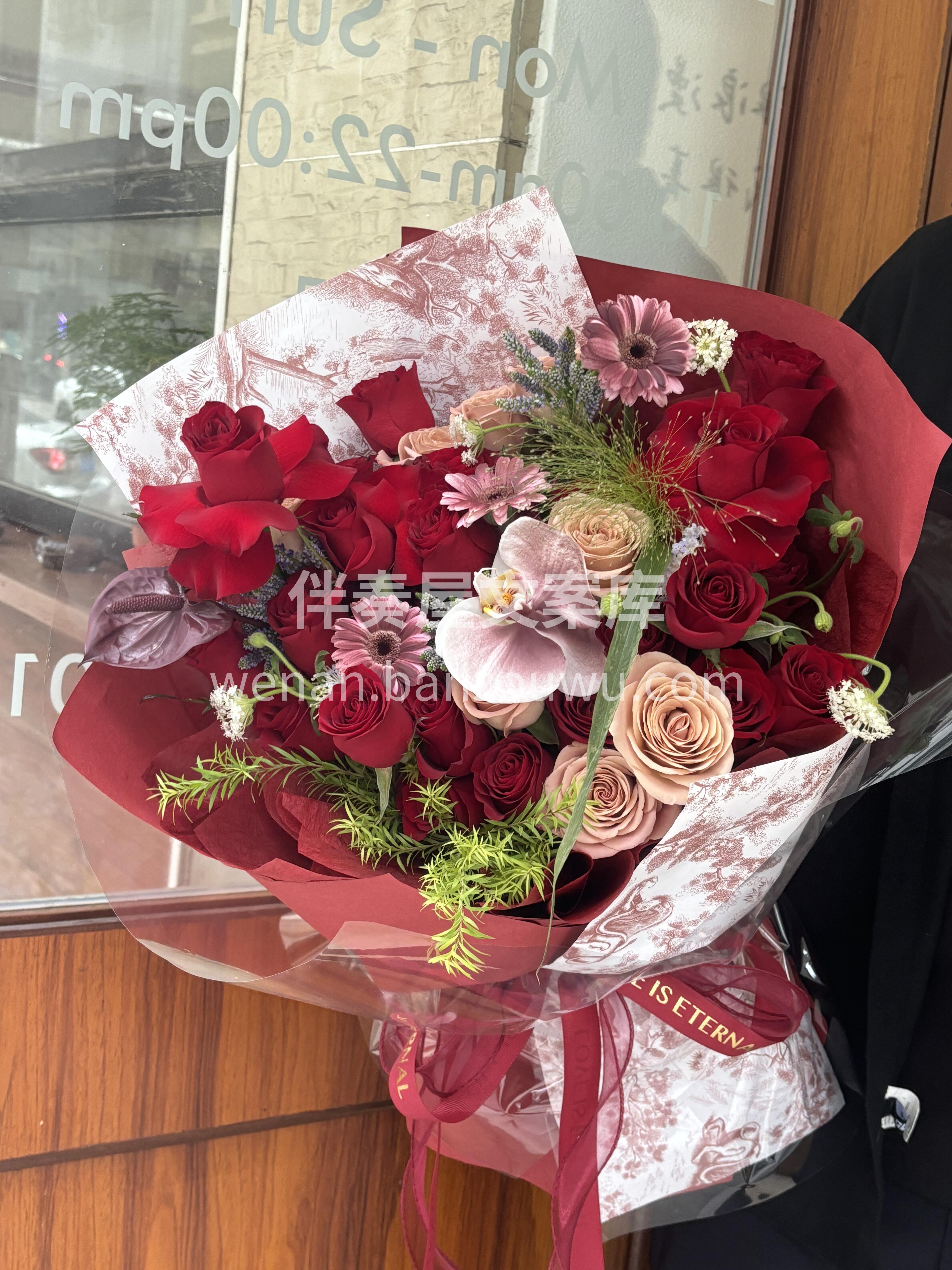 爱有千万种表达🧡 🌹玫瑰是最浪漫的一种 红色系复古混搭花束🍂 配图3