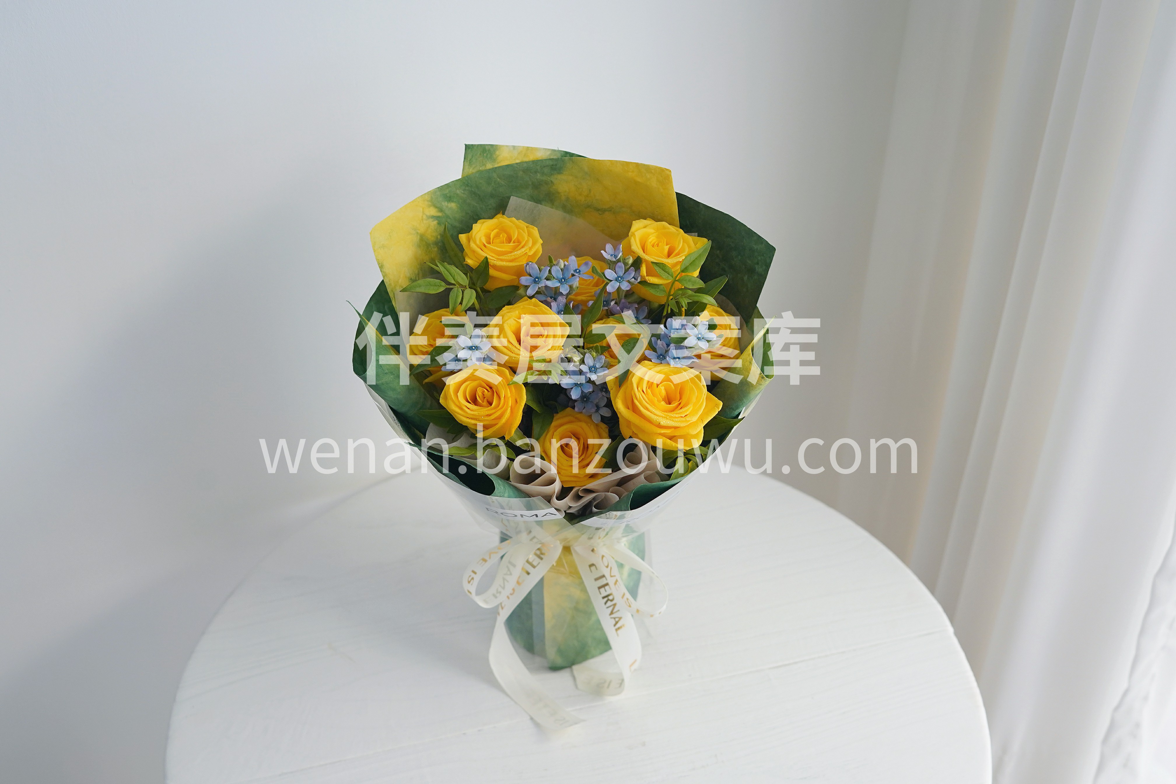 #浪漫人间总是蓄满鲜花🌸 🌷三八节小花束 黄色和蓝色的搭配💛 配图2
