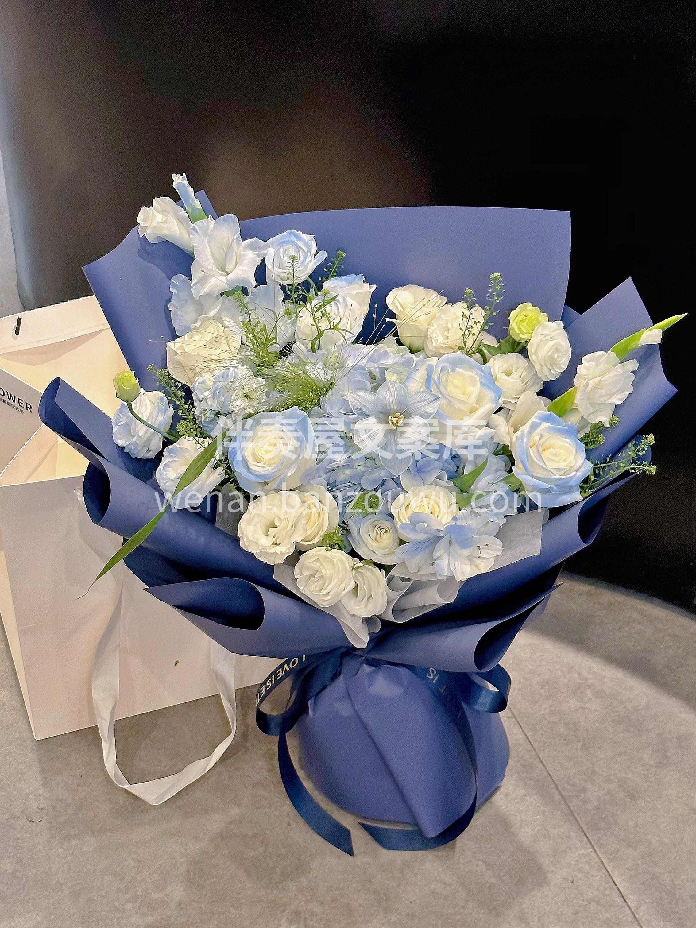 碎冰蓝绣球花束💐 每一朵花都如同宝石般✨闪耀 美得让人窒息  配图1