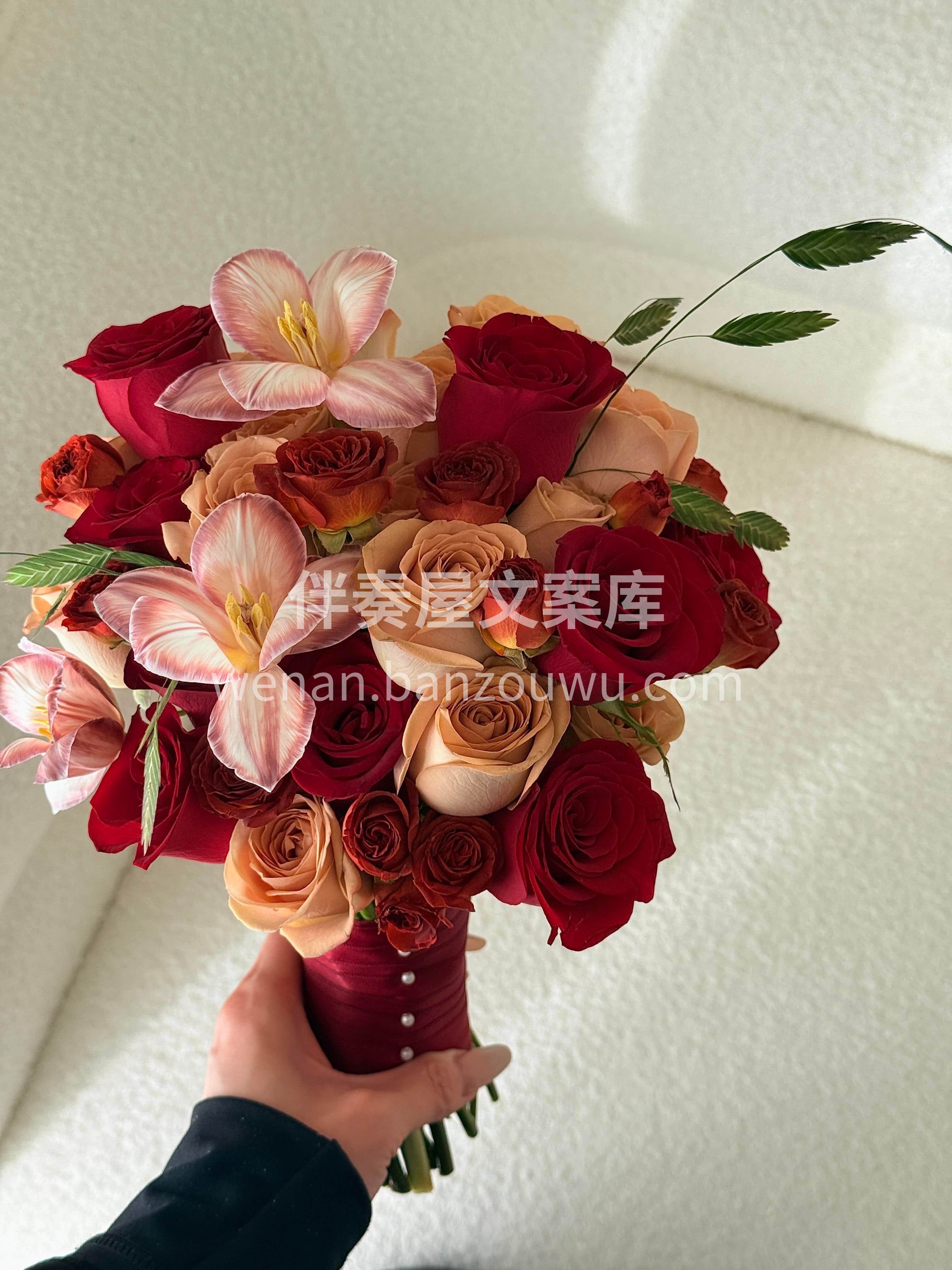 复古红系手捧🌷 低饱和红调裹着旧时光感🍂 捧在手心便是氛围感 配图1