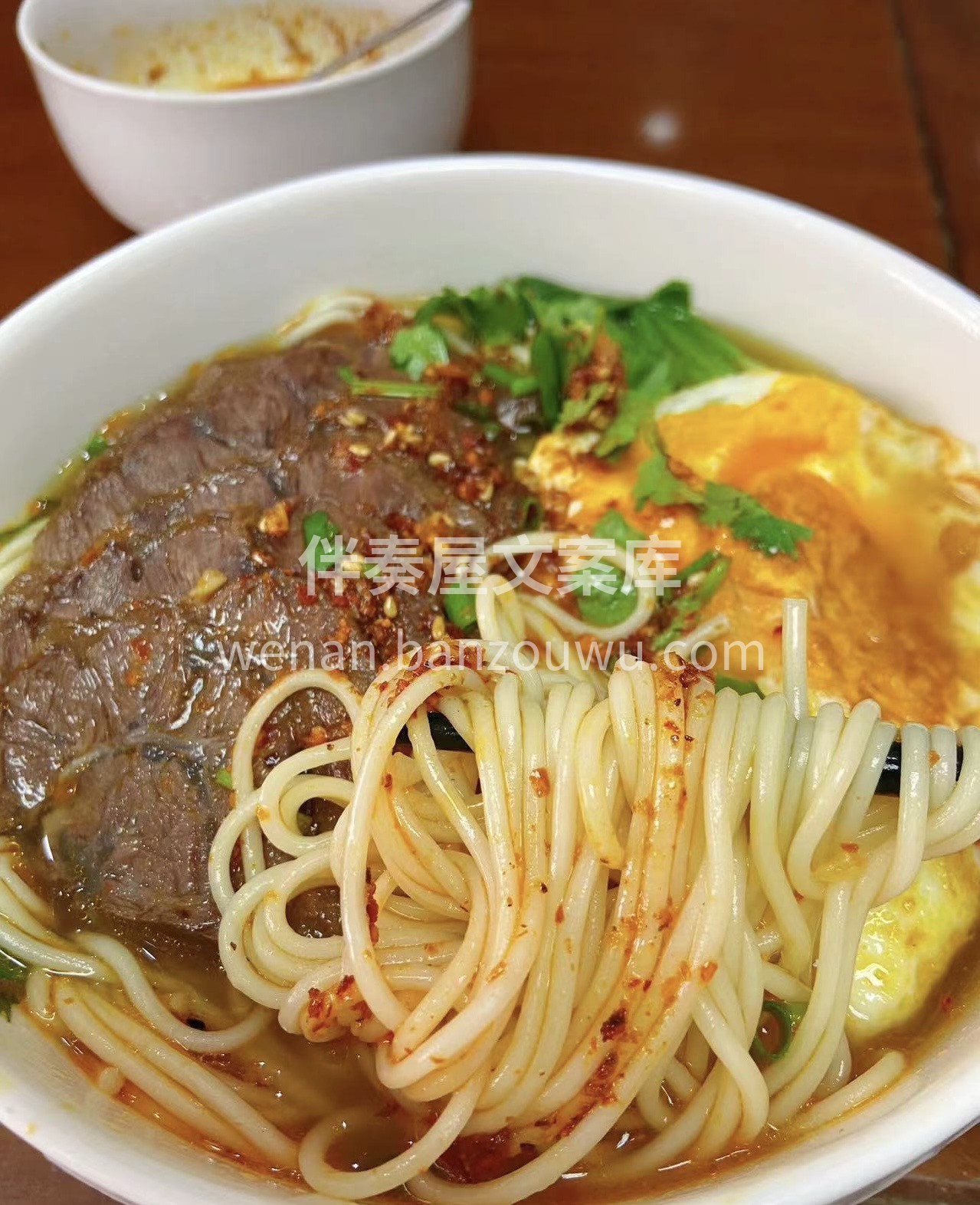 汤底咸鲜又不油腻，牛肉软糯入味，加点辣椒 配图1