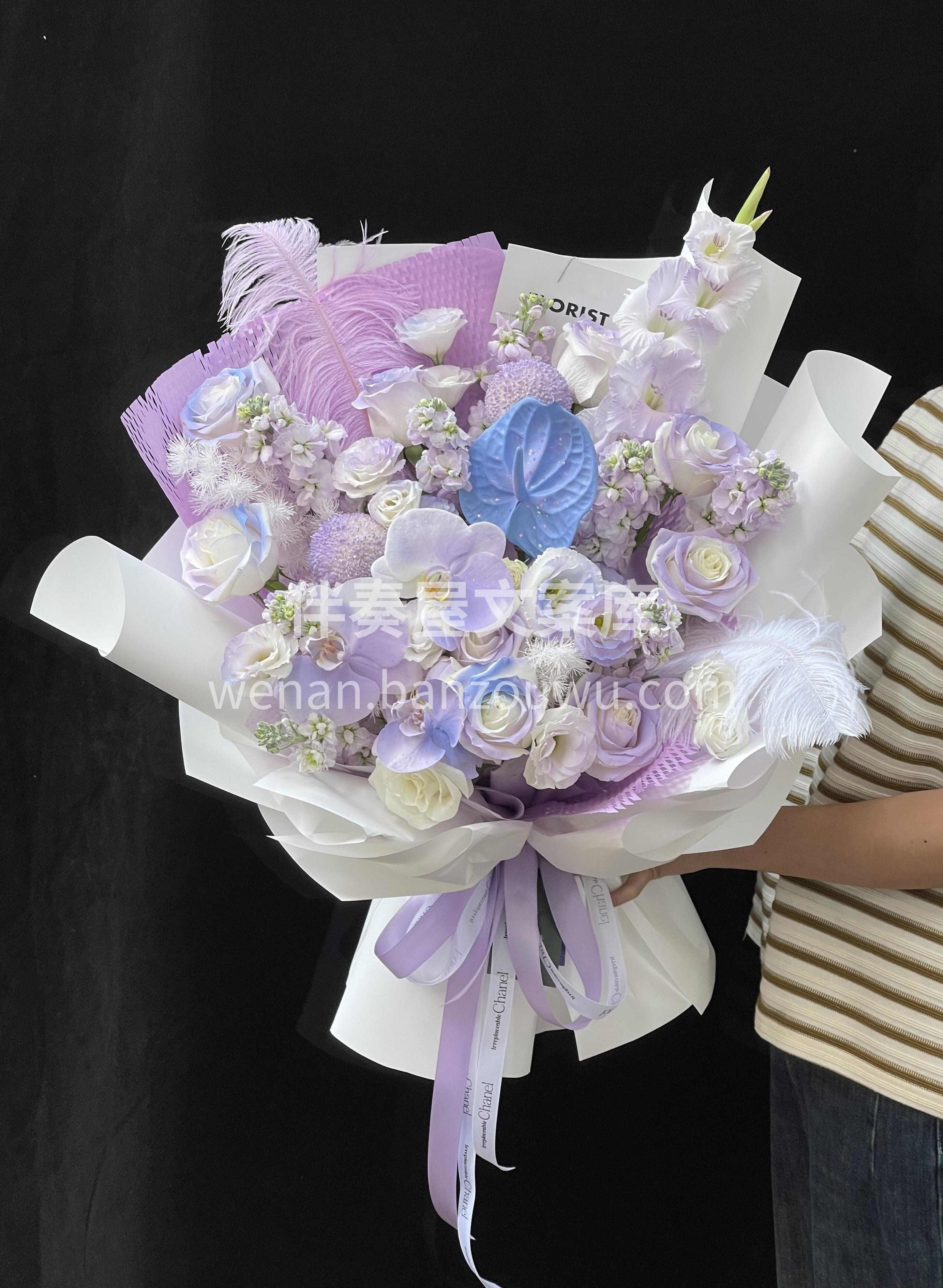 蝴蝶兰混搭花束🌼 蝴蝶兰寓意着传递幸福👼的使者 因为它开花时 配图1