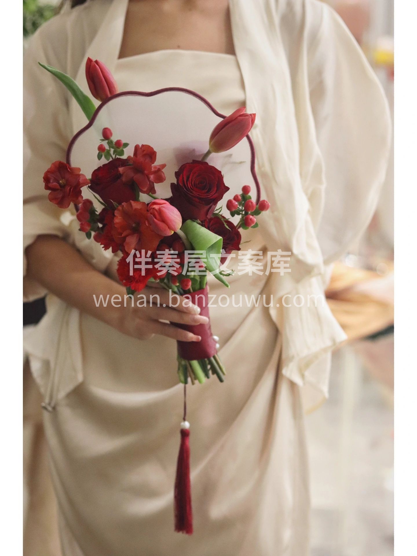 中式团扇手捧花💐 将传统之美融入现代花艺 配图1
