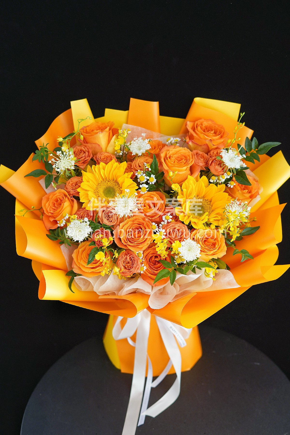 向日葵混搭花束🌻 金黄与橙红交织 ☀似暖阳融雪 日子于花间明 配图2