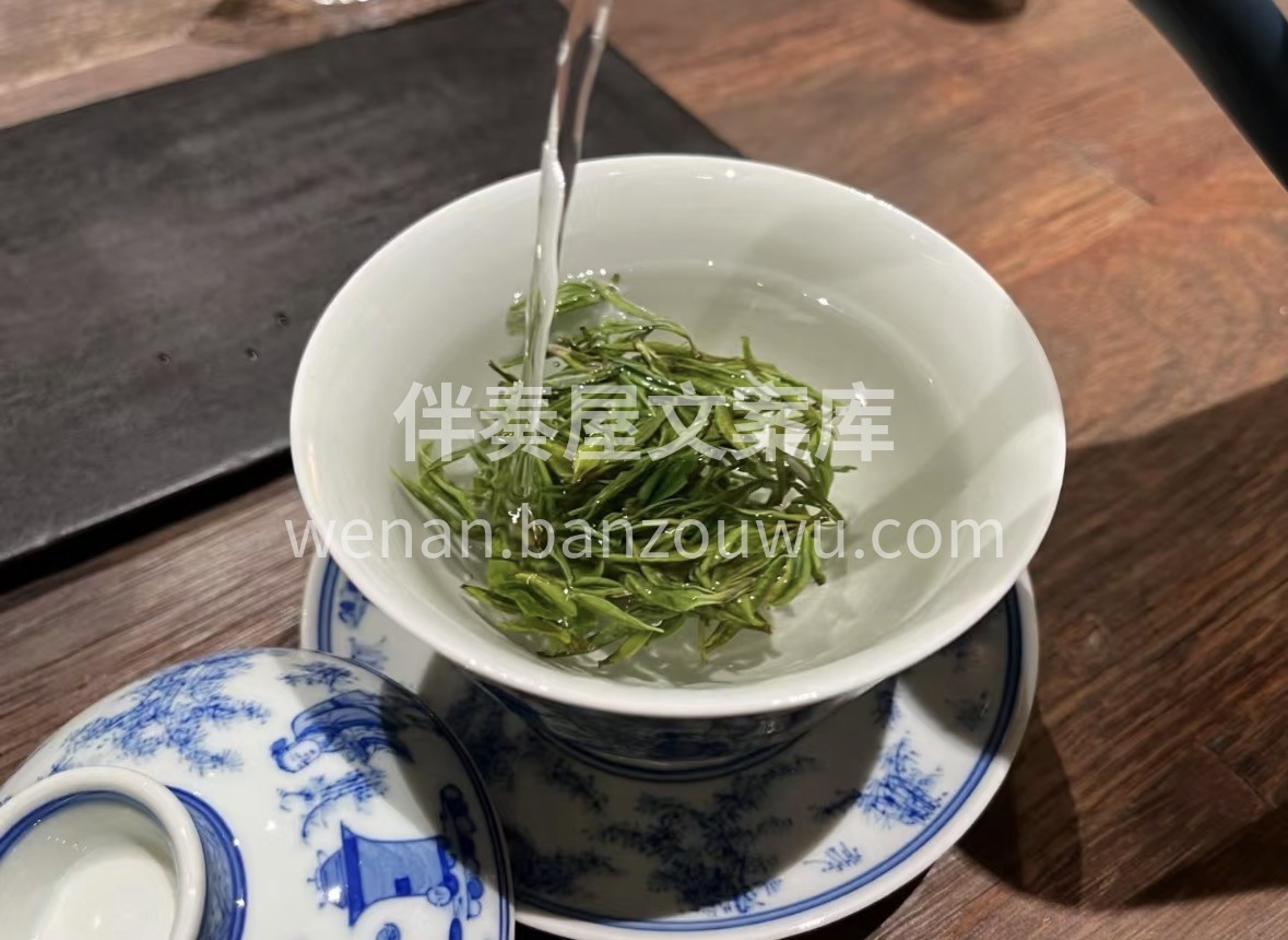 冬阳斜落暖窗棂，一杯安吉深山白。甄选核心产区鲜叶，汤清味醇还 配图2