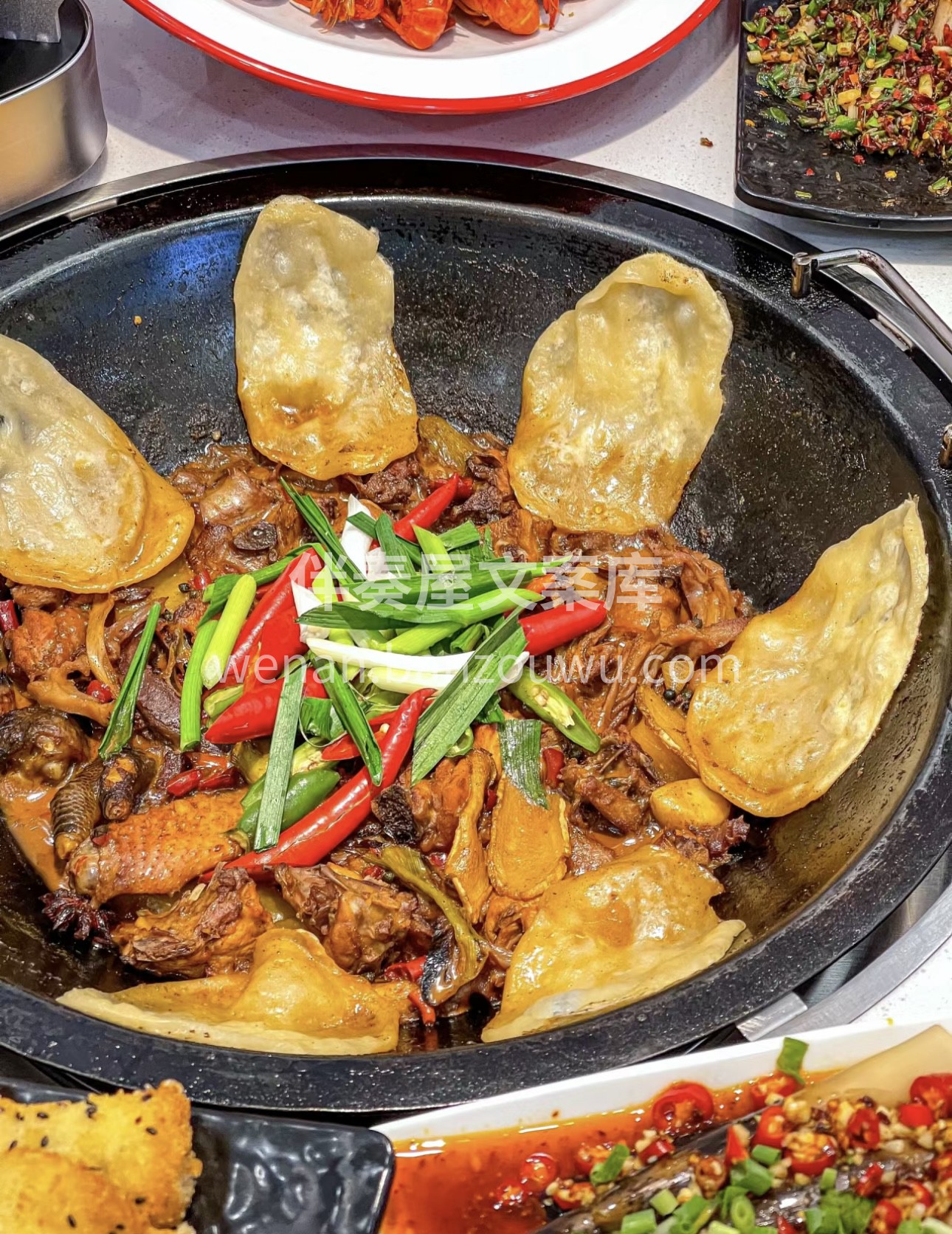 地锅鸡，铁锅炖煮，鸡肉鲜嫩多汁。贴饼沾满 配图1