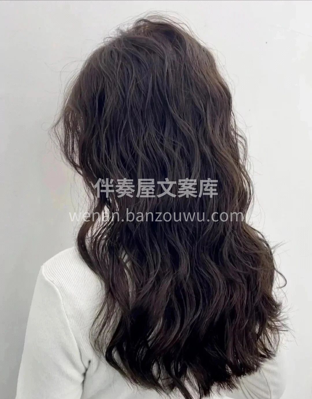 百搭的一款发型 很显气质的波浪卷 特别温