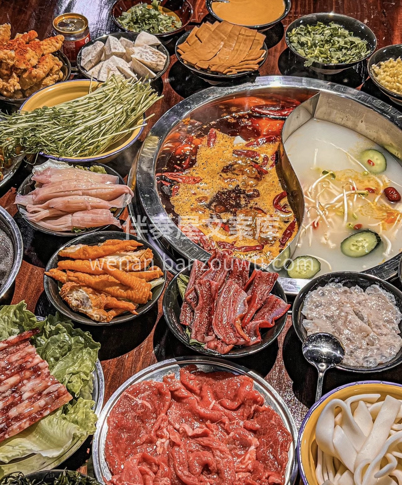 鲜香火锅，燃情时刻。优质食材，秘制配方。 配图2