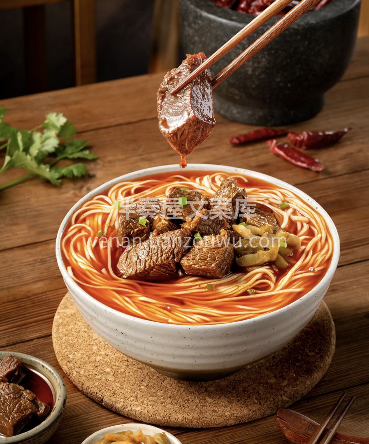 一碗牛肉面，香气扑鼻来。大块牛肉软烂入味 配图1