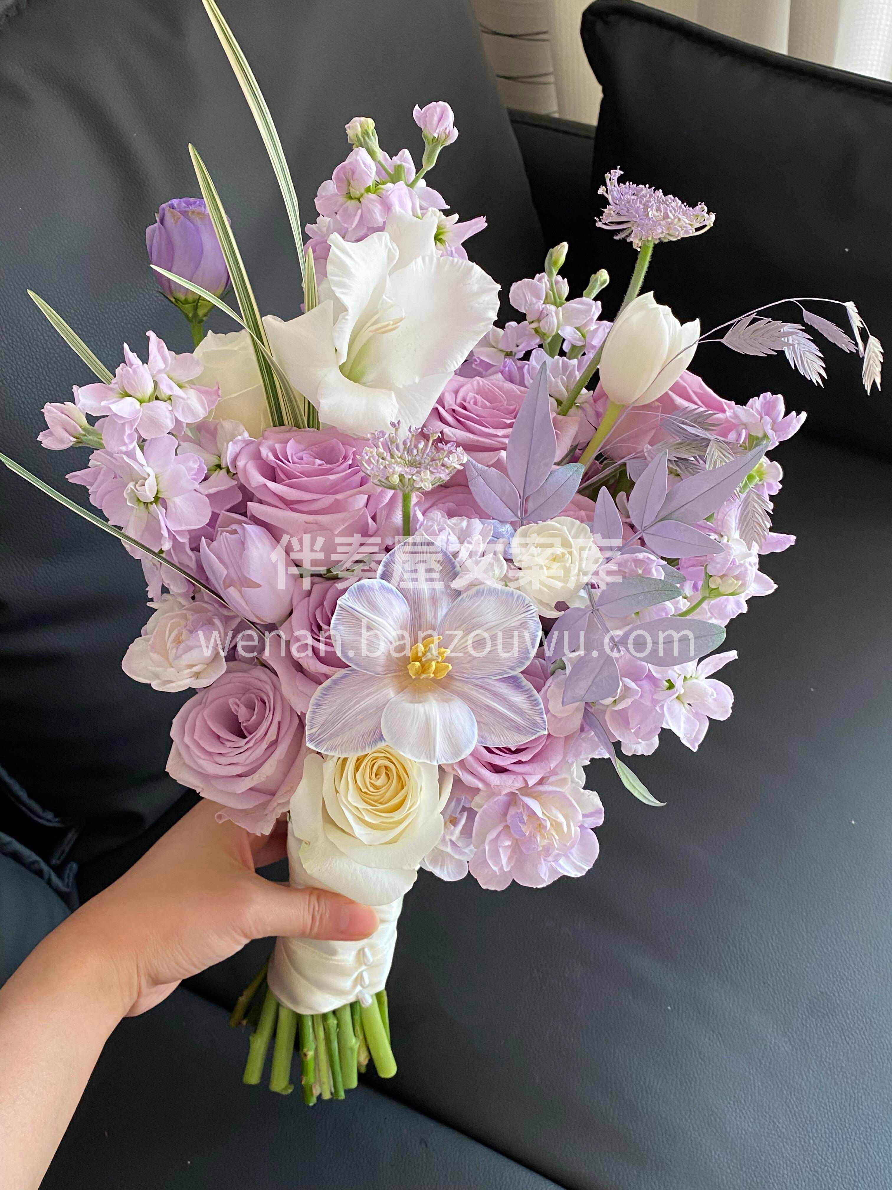 💜紫色是浪漫的代名词 手捧花束 温柔且坚 配图1