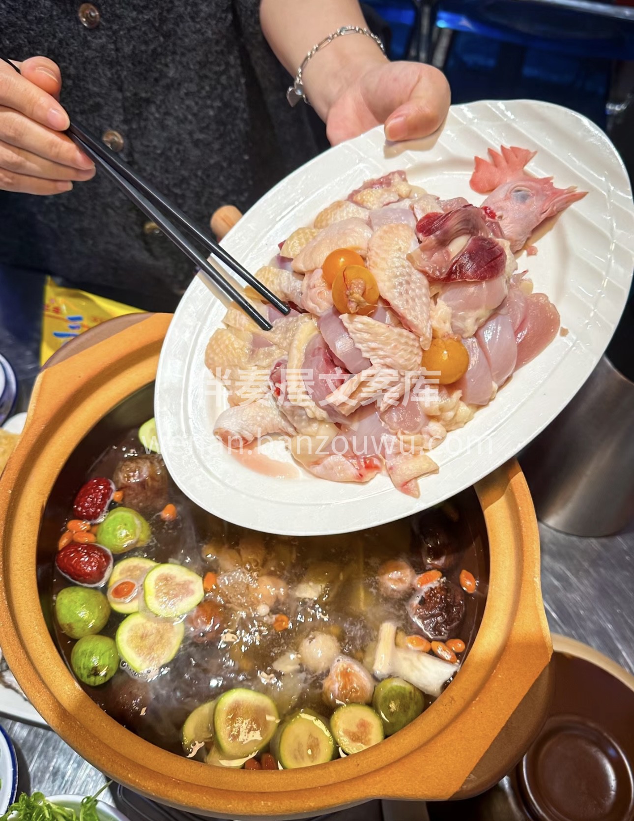 传统炭炉，慢炖出的美味鸡煲。鸡肉鲜嫩多汁 配图2