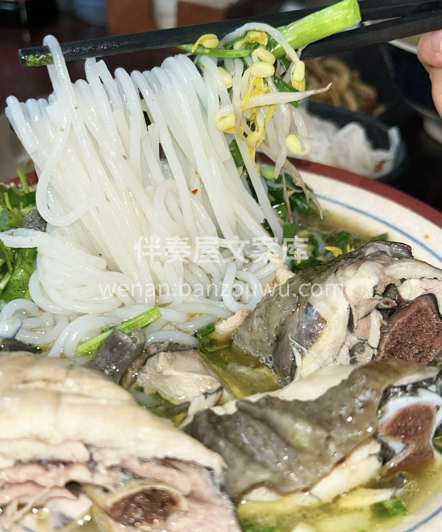 只有米线和土鸡最搭，细腻爽滑又不腻还吸味 配图2