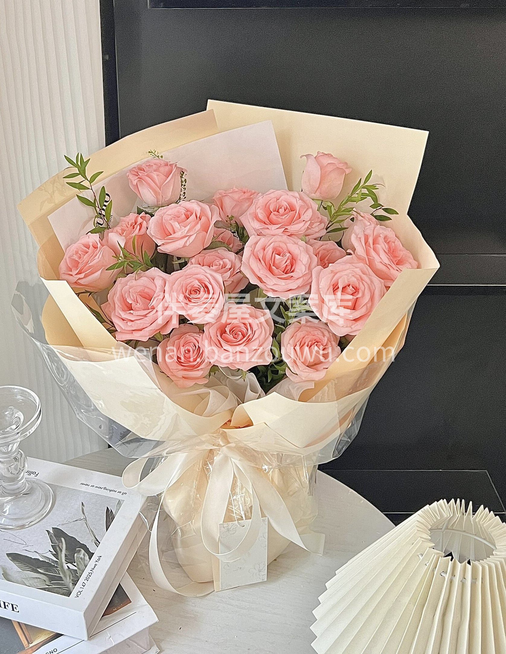 戴安娜花束 💐 以其优雅的气质和浪漫的色彩🎨 成为了许多人心 配图1