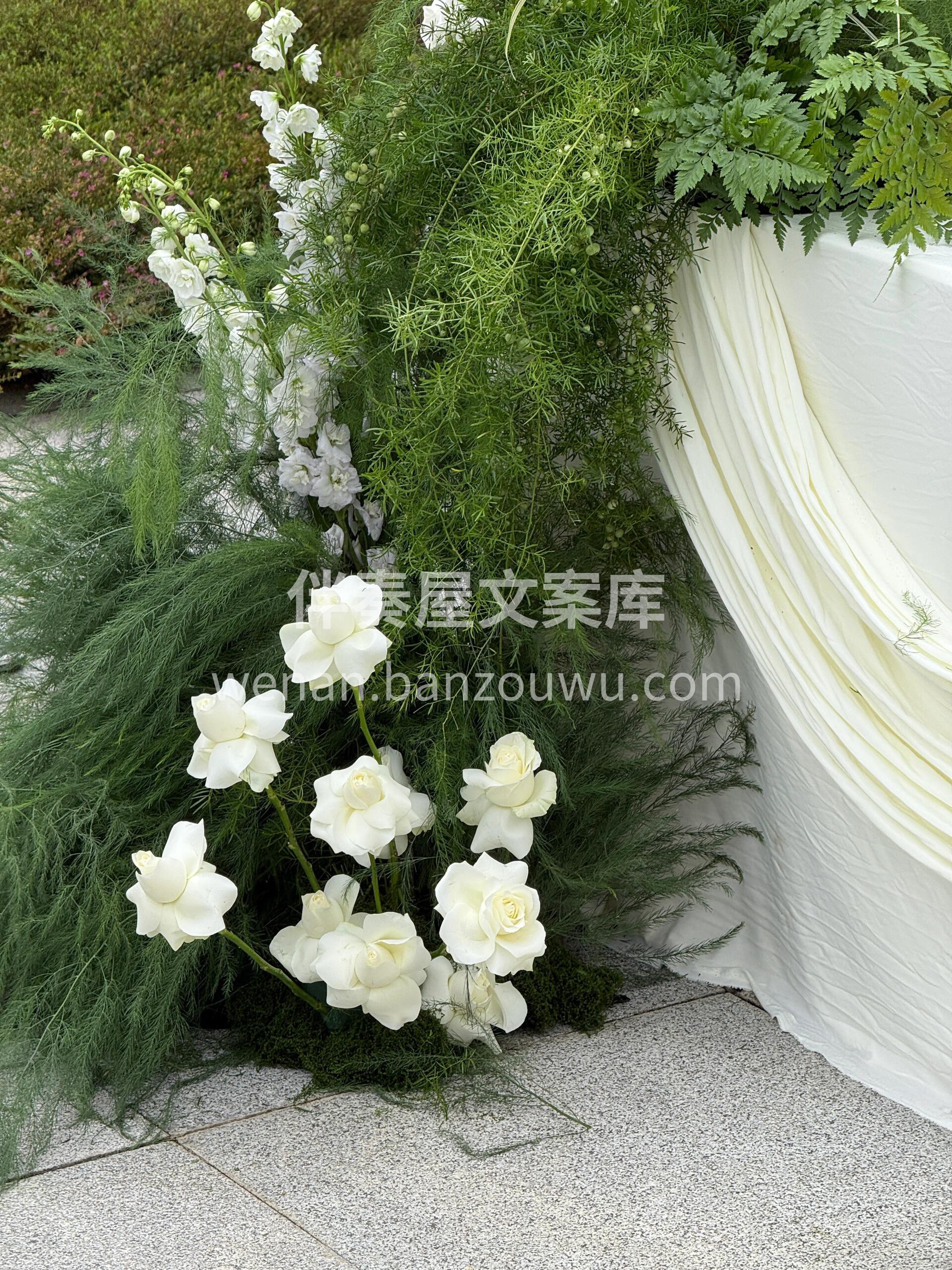 一场白绿🌿交织的小清新婚礼👰🤵 仿佛将整个春天搬进了✨婚礼现 配图1