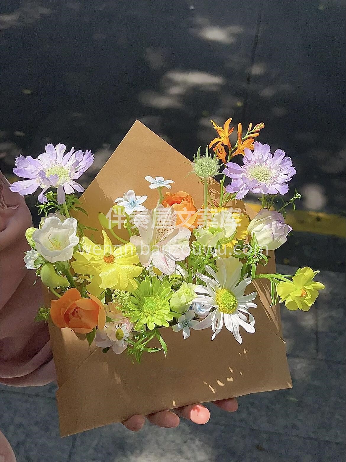 把花装进信封 🌸 让浪漫化作芬芳的📂信笺 温柔和浪漫都藏在花 配图1