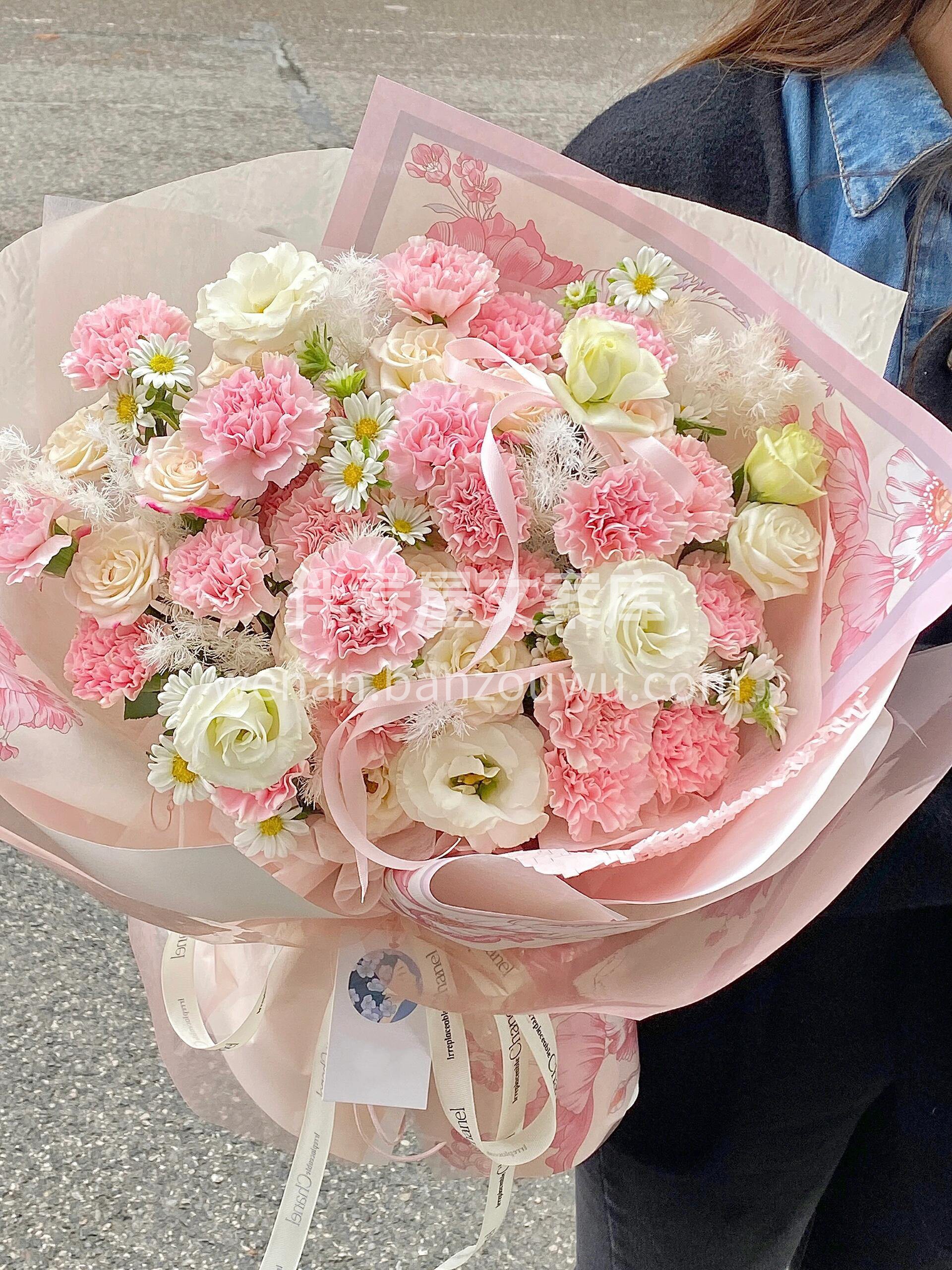 女神节😘粉色系花束 以粉色为主 🌸带点白色的花束 淡淡的粉和 配图1