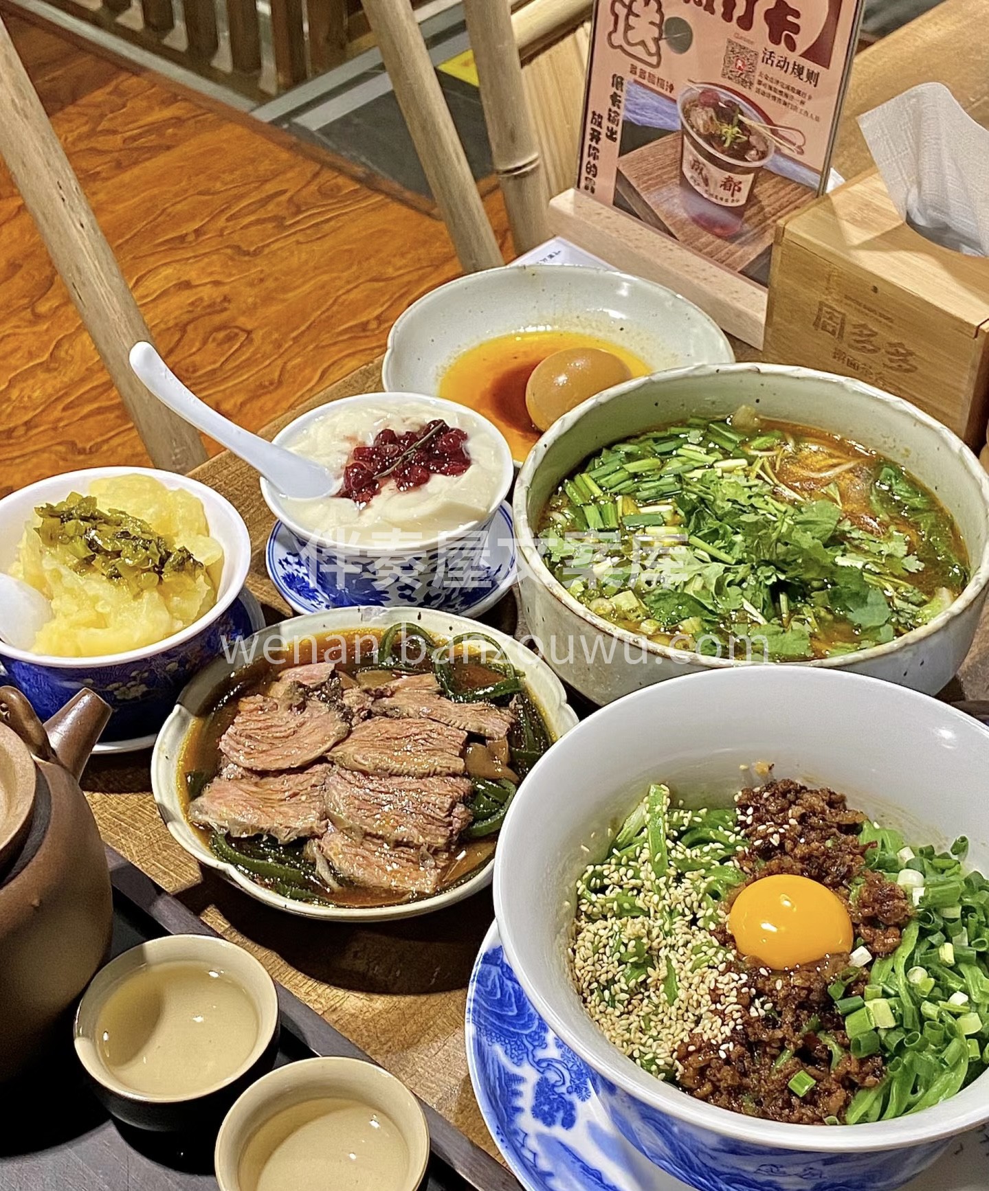 热气腾腾的面馆，为你呈上美味面条。用心烹 配图2