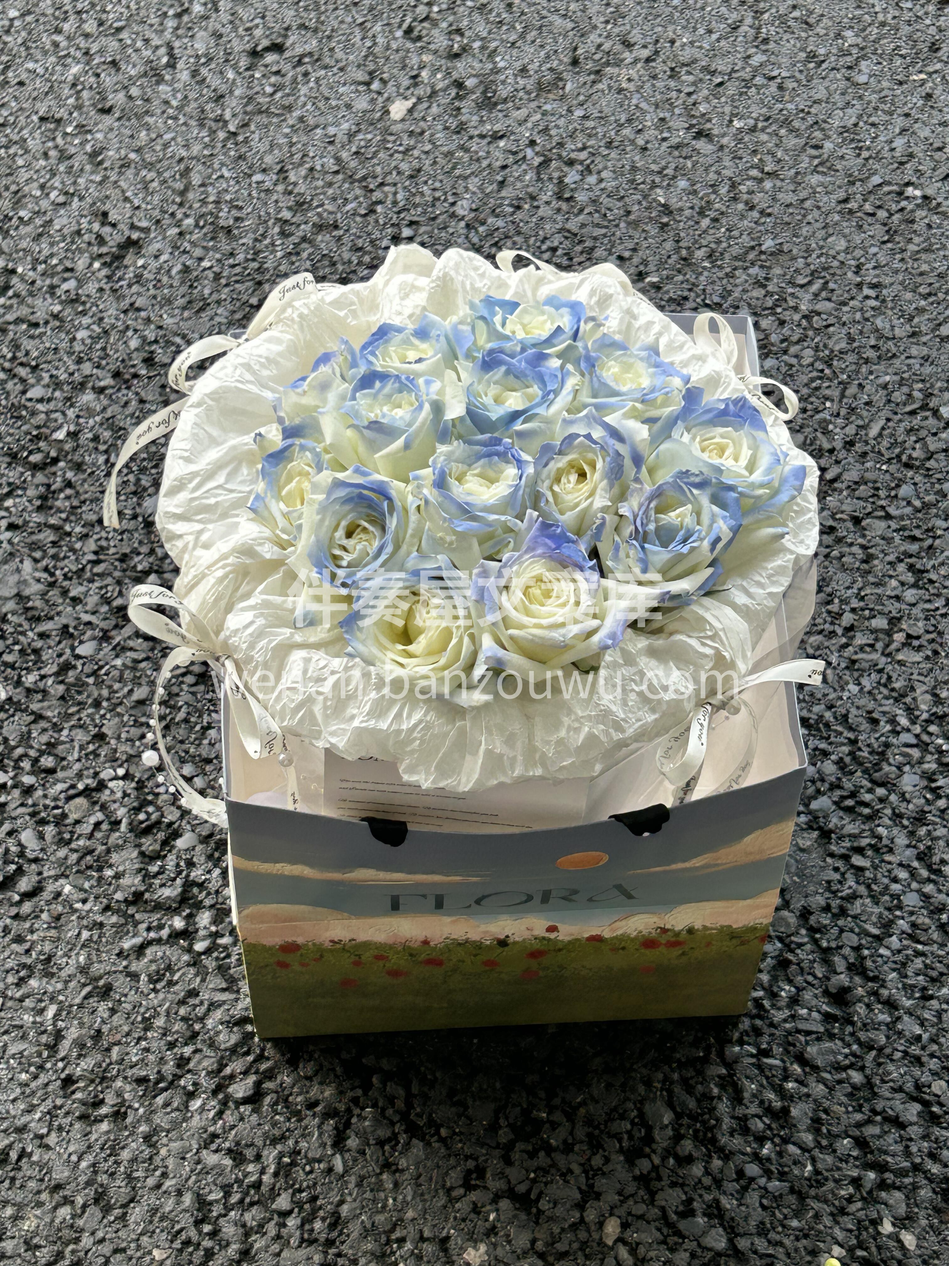 💙碎冰蓝玫瑰花束 它有一个很浪漫的花语： 配图3