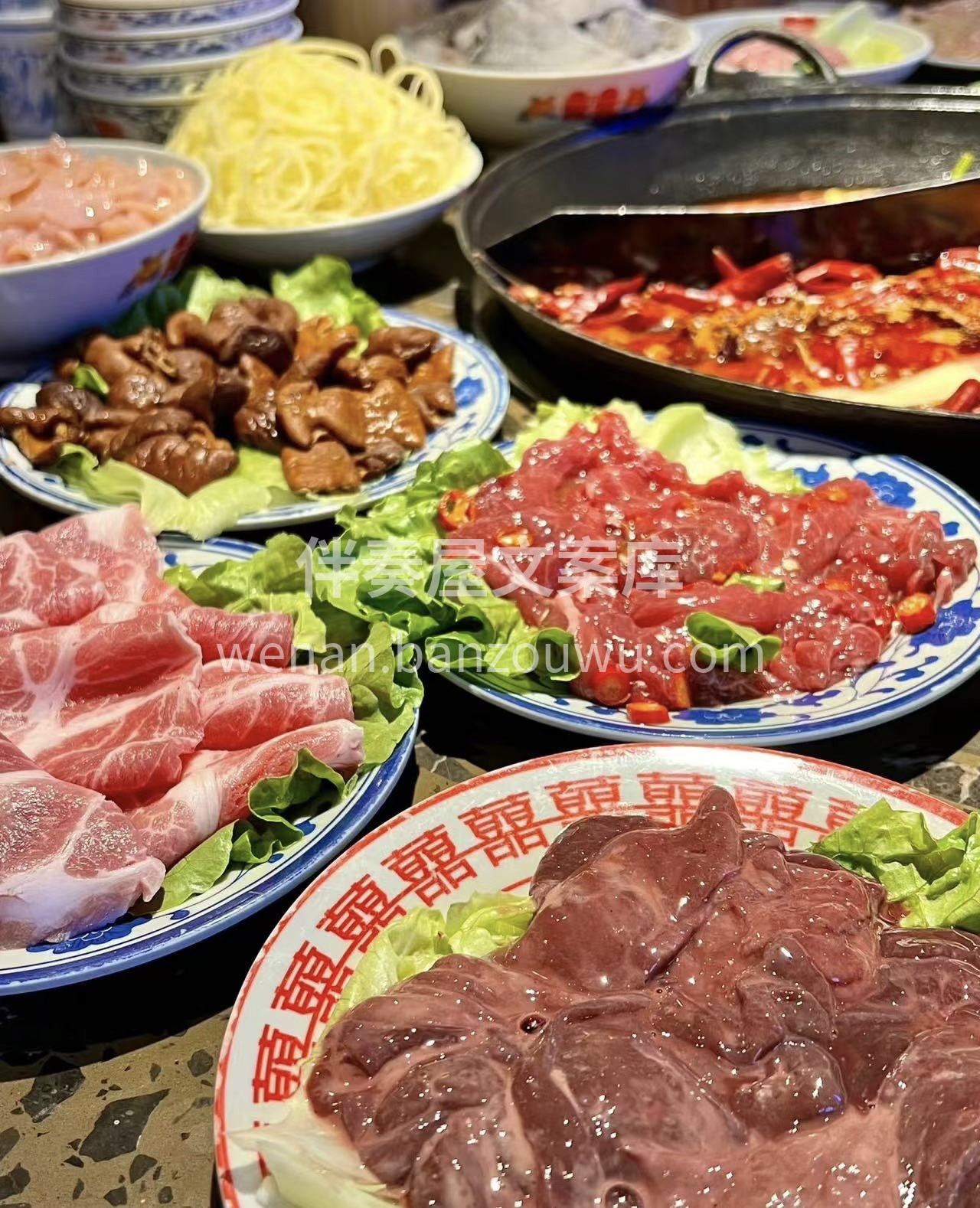 热气腾腾的火锅，香气四溢，仿佛置身于美食 配图2