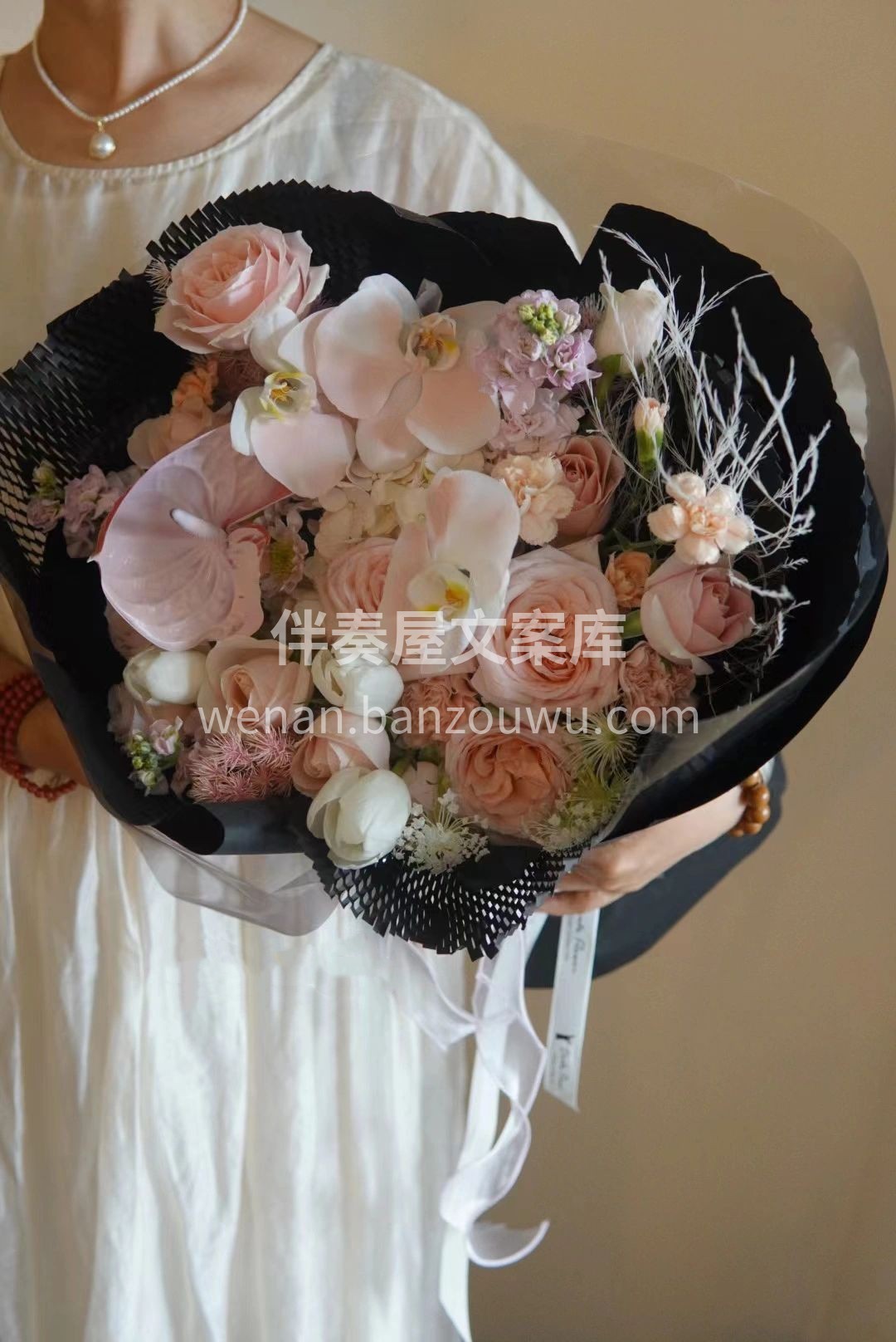 今天分享一款黑粉撞色的花束 当黑色和粉色 配图3