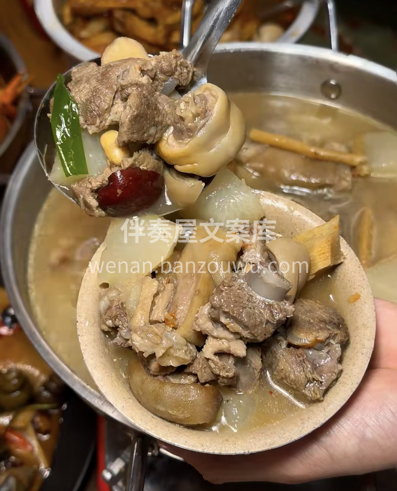 热气腾腾的羊肉火锅，鲜嫩羊肉在锅中翻滚， 配图2