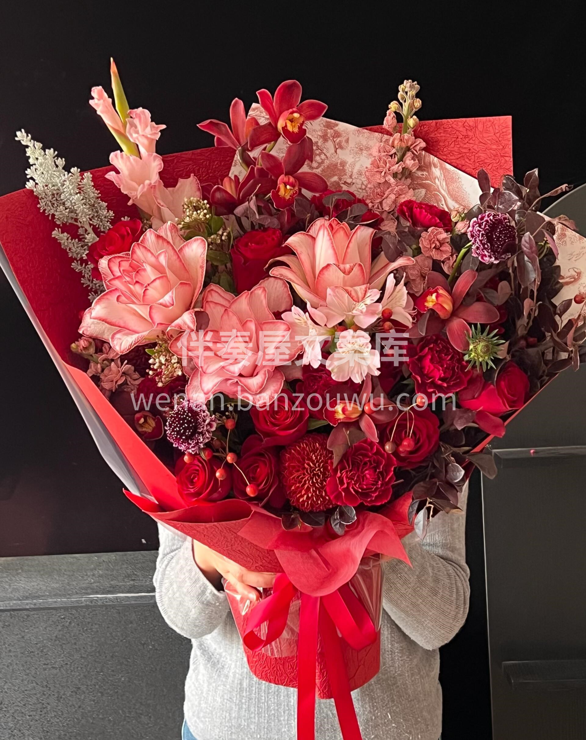 红色系混搭花束❤️ 🥀把热烈装进花里🌹 🫧把心动留在今天✨ 配图1