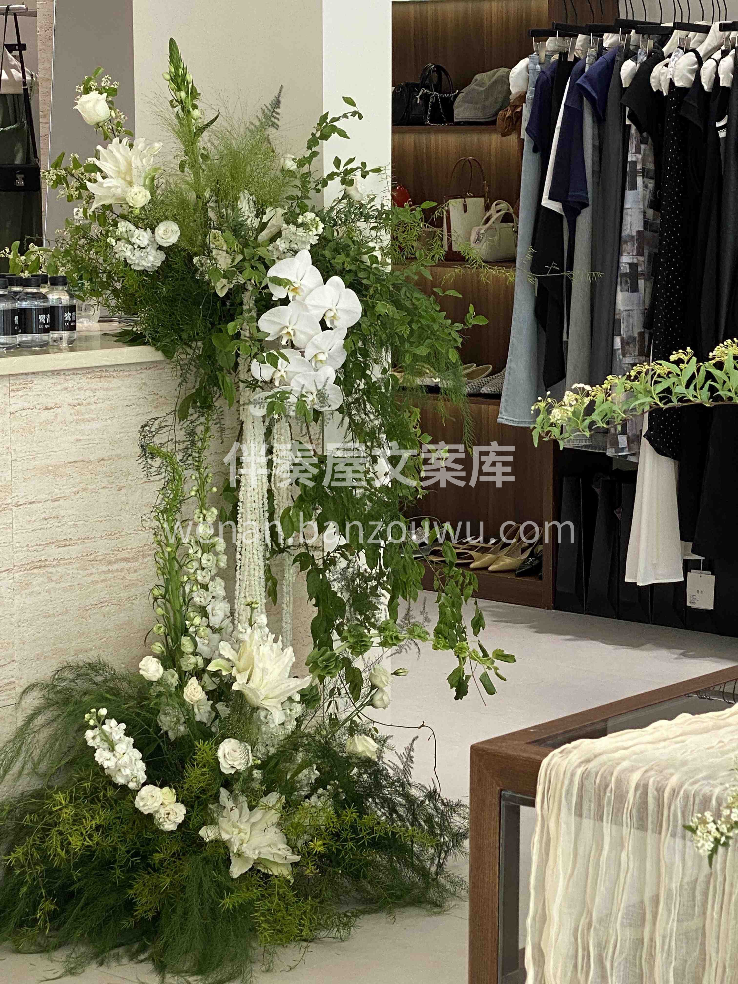 服装店开业布置 白是纯粹 绿是新生🌿 纯粹白衬着生机绿🌱 像 配图2