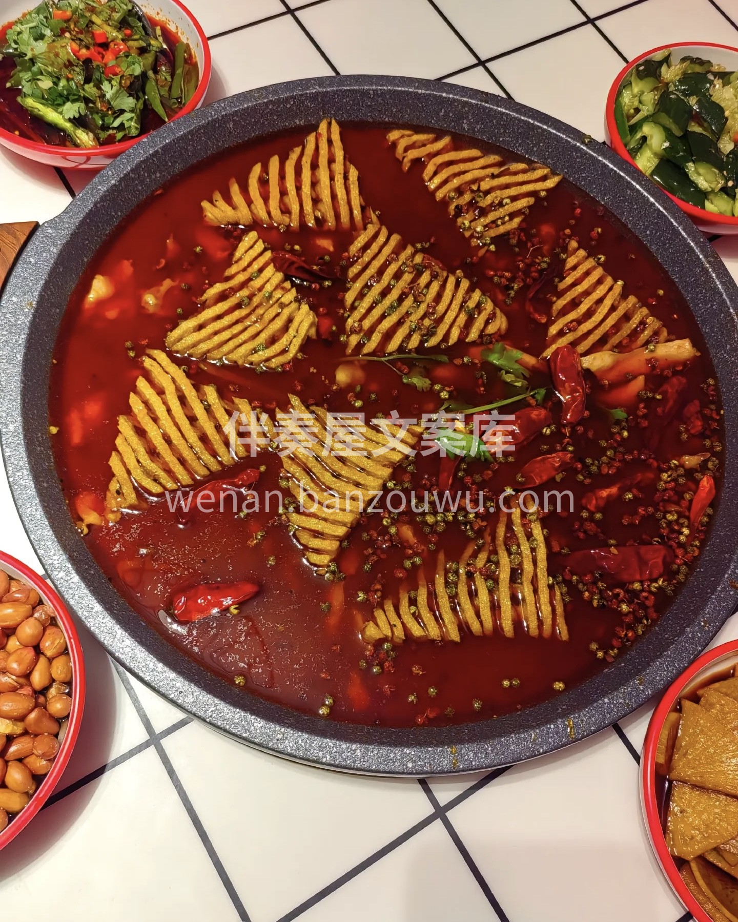 我们的火锅店提供各种口味的汤底，包括金典 配图2