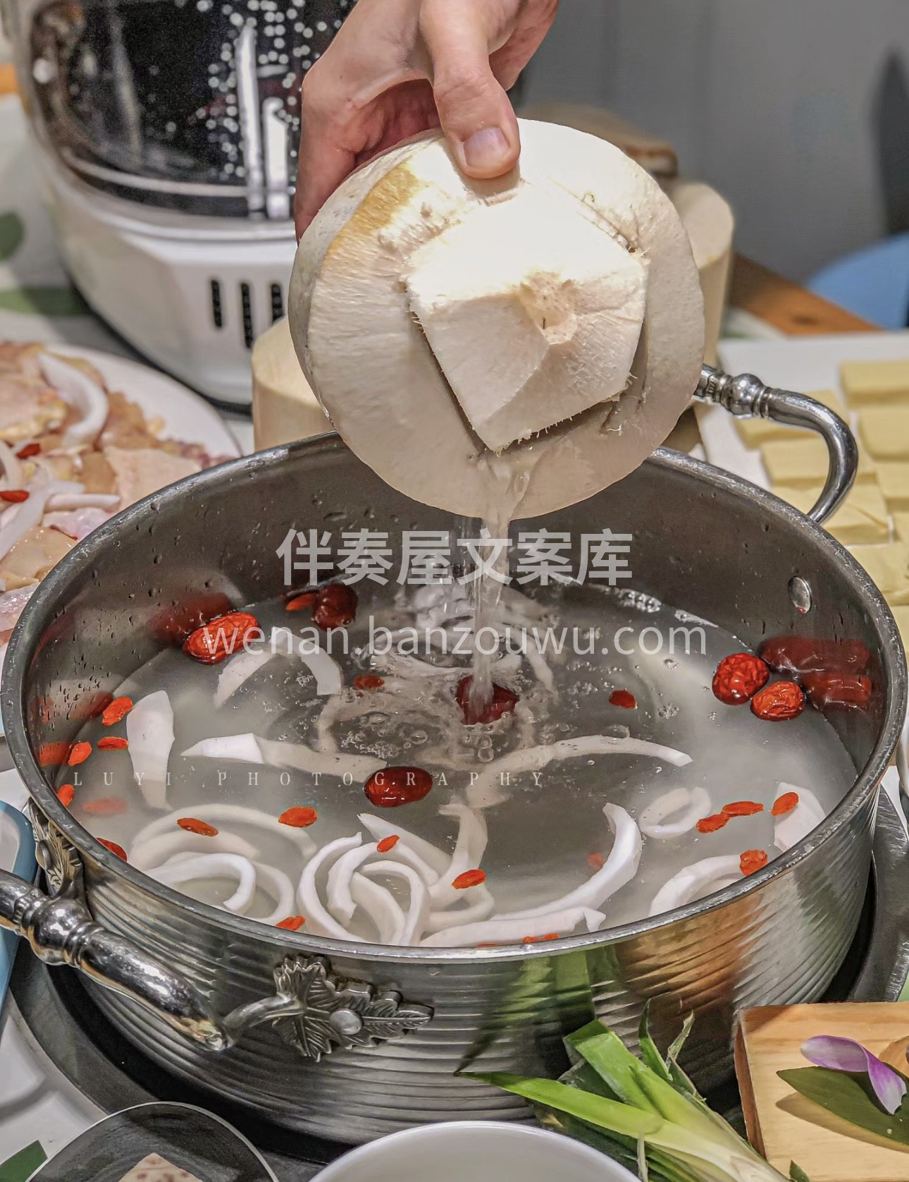 椰风轻拂，鲜香满锅。椰子鸡火锅，一场清新 配图2