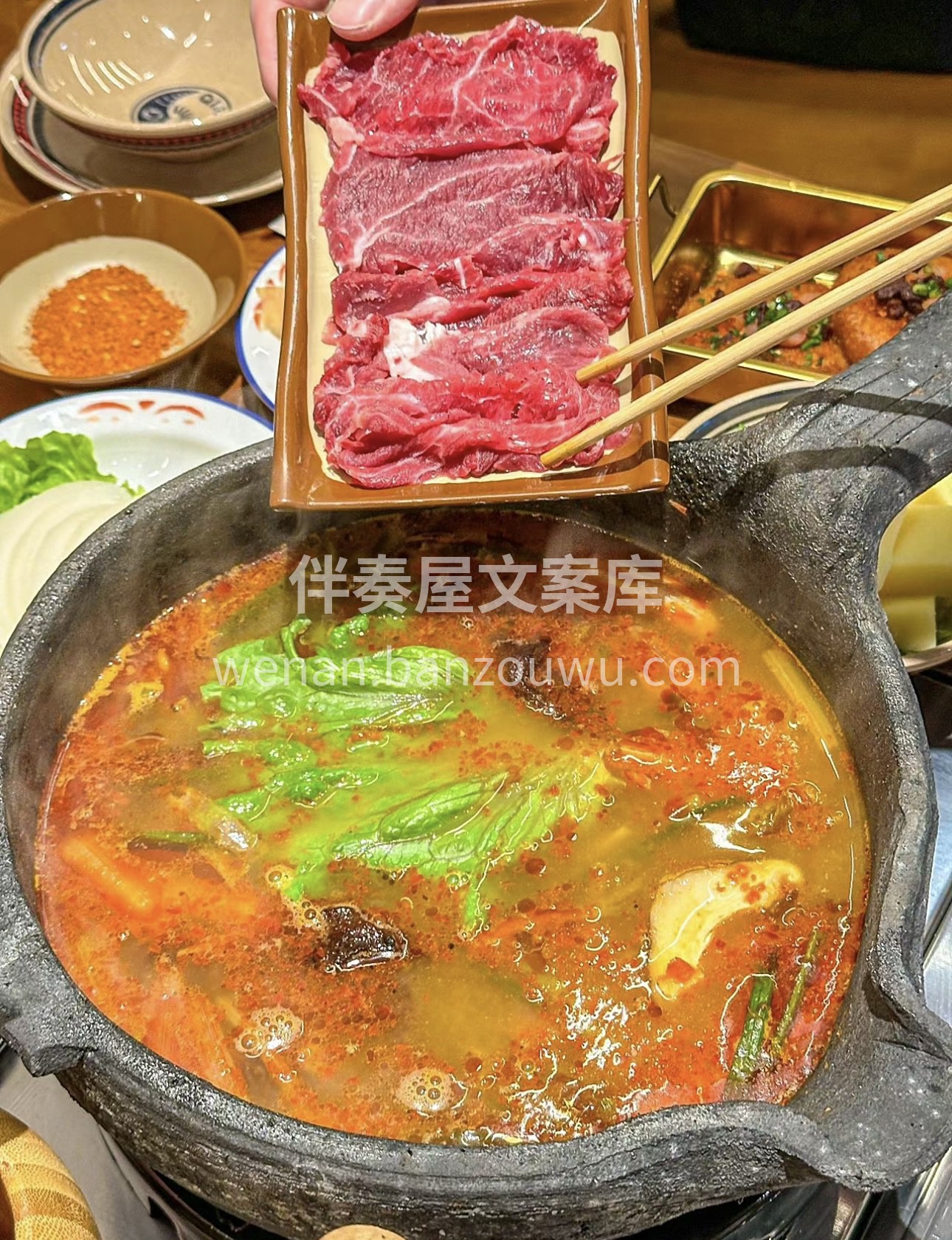 酸汤火锅，独特风味。汤汁浓郁，酸味开胃。 配图2